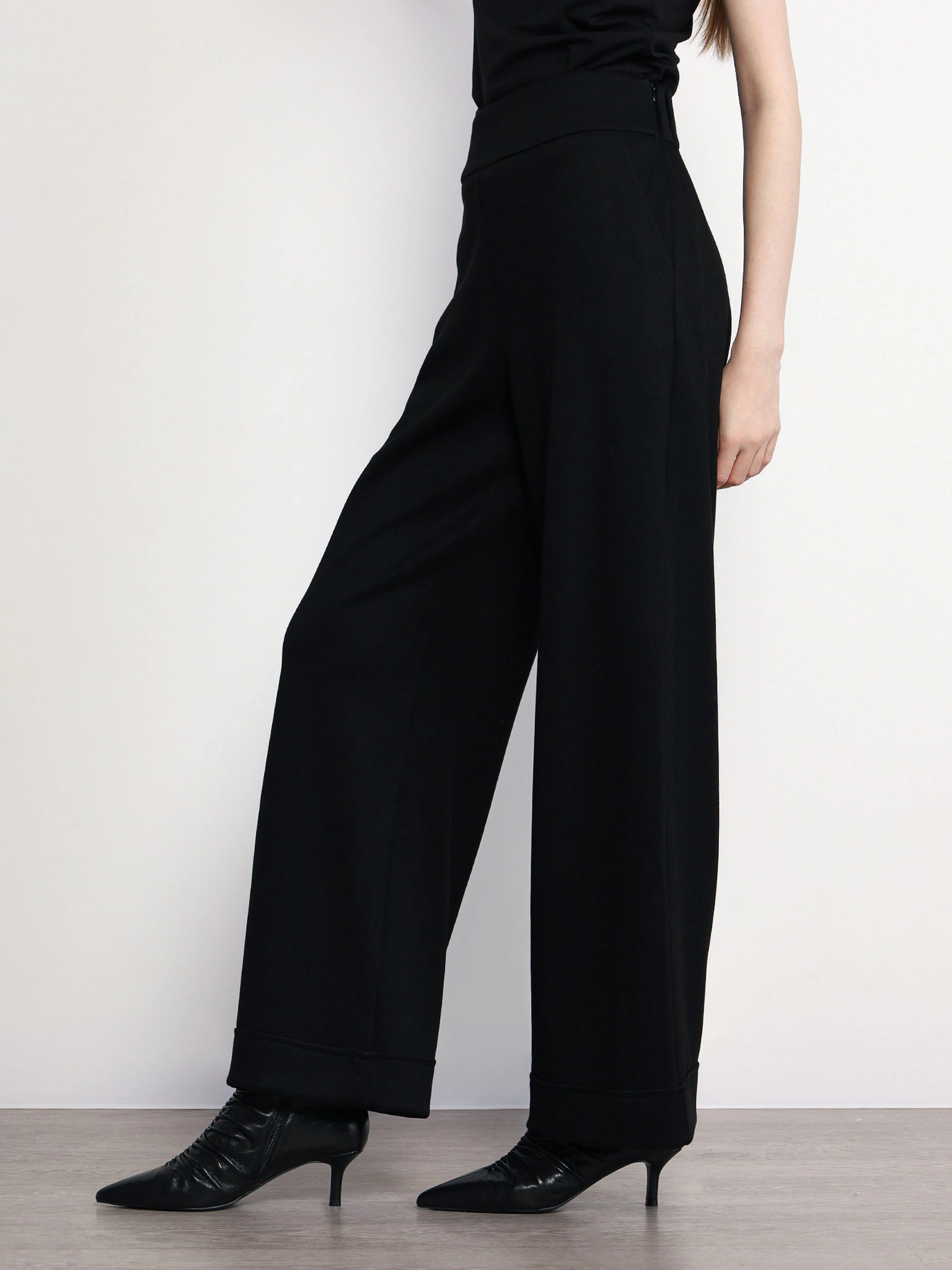 Брюки трикотажные черного цвета расклешенного кроя